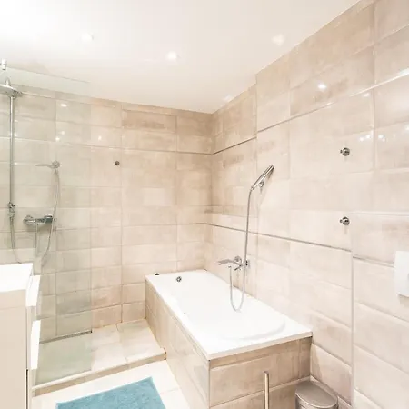 Spacious Luxury At The Heart Of Apartmán