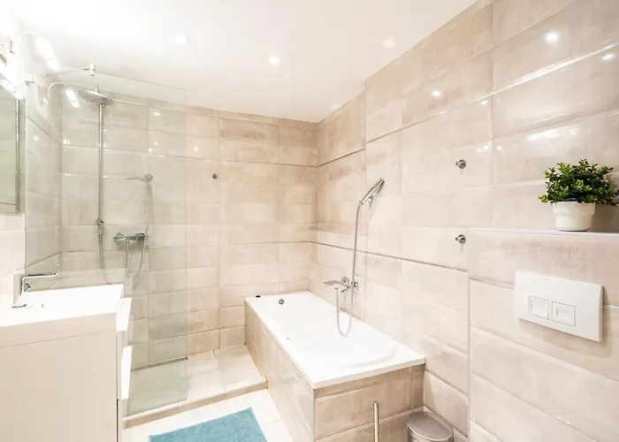 Spacious Luxury At The Heart Of Apartament