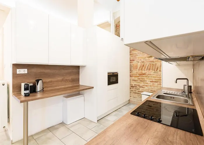 Spacious Luxury At The Heart Of Appartamento Budapest