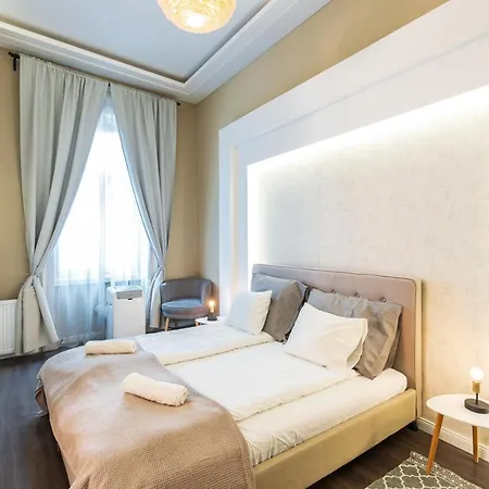 Spacious Luxury At The Heart Of דירה *